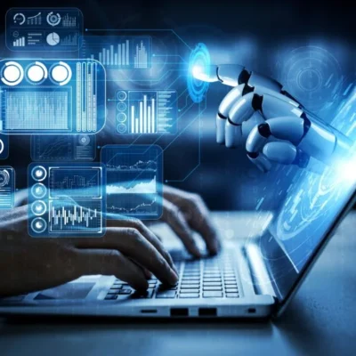 Grafisk bild av man vid laptop med en robotarm som kommer ut från skärmen