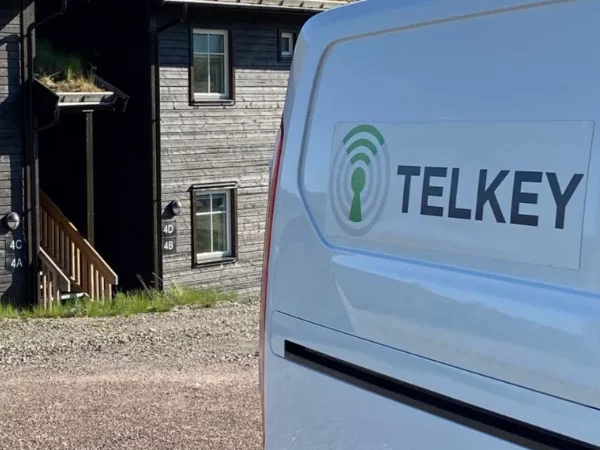 Telkey bil utanför en stuga